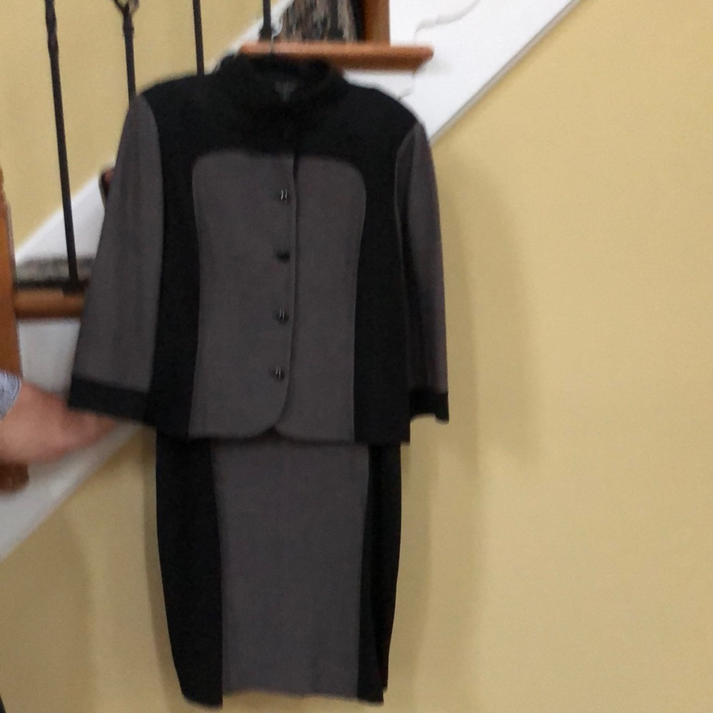 NWOT St. John knit 2 piece suit.